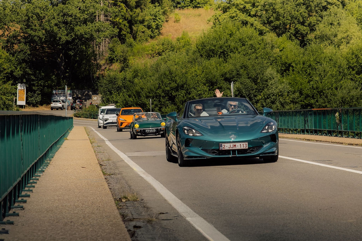 Groep elektrische auto's onderweg tijdens een Tour Electric-tour
