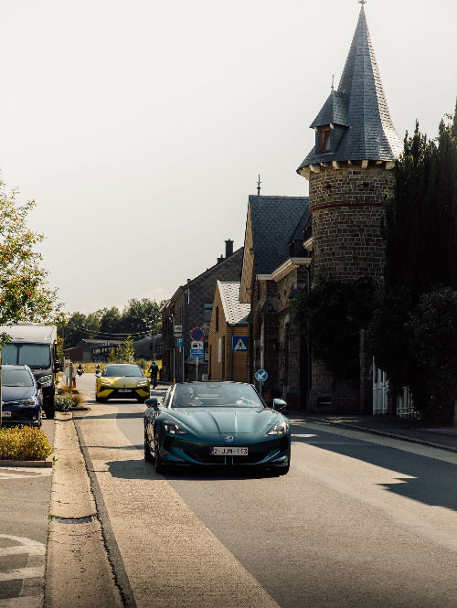 Groep elektrische auto's tijdens een bedrijfsuitje van Tour Electric in Limburg
