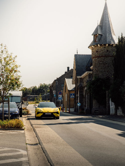 Elektrische auto's onderweg tijdens een bedrijfsuitje van Tour Electric