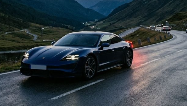 Porsche Taycan rijdt door bergwegen op Tour Electric tour met uitzicht op Ardennen