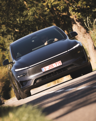 Dominique mit dem Tesla Model Y bei der Eifel Ignition