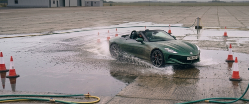 Elektroauto beim Driften auf einem Drifttag von Tour Electric